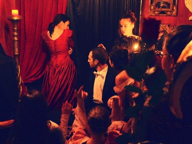 Performance «FAKE TIME» (κριτική)