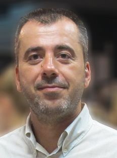 Σταύρος Μυρωνίδης (Δημοπράτης και αντικέρ): Aντί να προάγουμε το ελληνικό μάρμαρο το χρησιμοποιήσαμε για εισόδους πολυκατοικιών και πατώματα, δίνοντας μια κιτς χροιά (συνέντευξη)