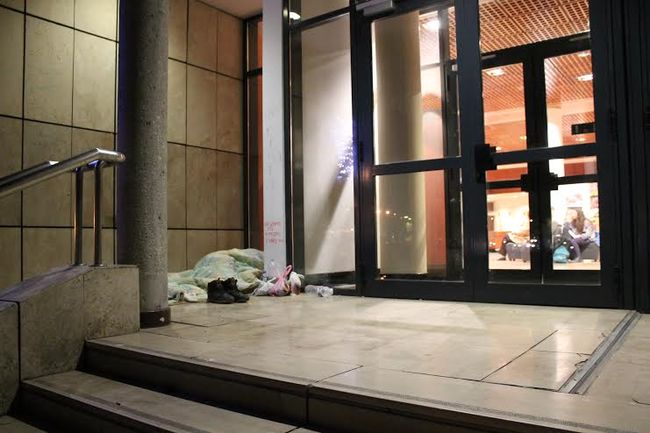 Άστεγος κοιμάται στη πόρτα που μπαινοβγαίνουν οι ¨διψώντες¨ πολιτισμό