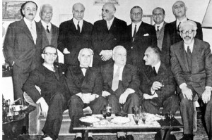 Ο K.Θ. Δημαράς,καθιστός, δεύτερος από αριστερά,ανάμεσα σε συγγραφείς της γενιάς του '30, όπως οι Γ. Σεφέρης, Ανδρ. Εμπειρίκος, Αγγ. Τερζάκης, Γ. Θεοτοκάς, Ανδρ. Καραντώνης, H. Βενέζης, K. Πολίτης, Γ. Κατσίμπαλης κ.ά